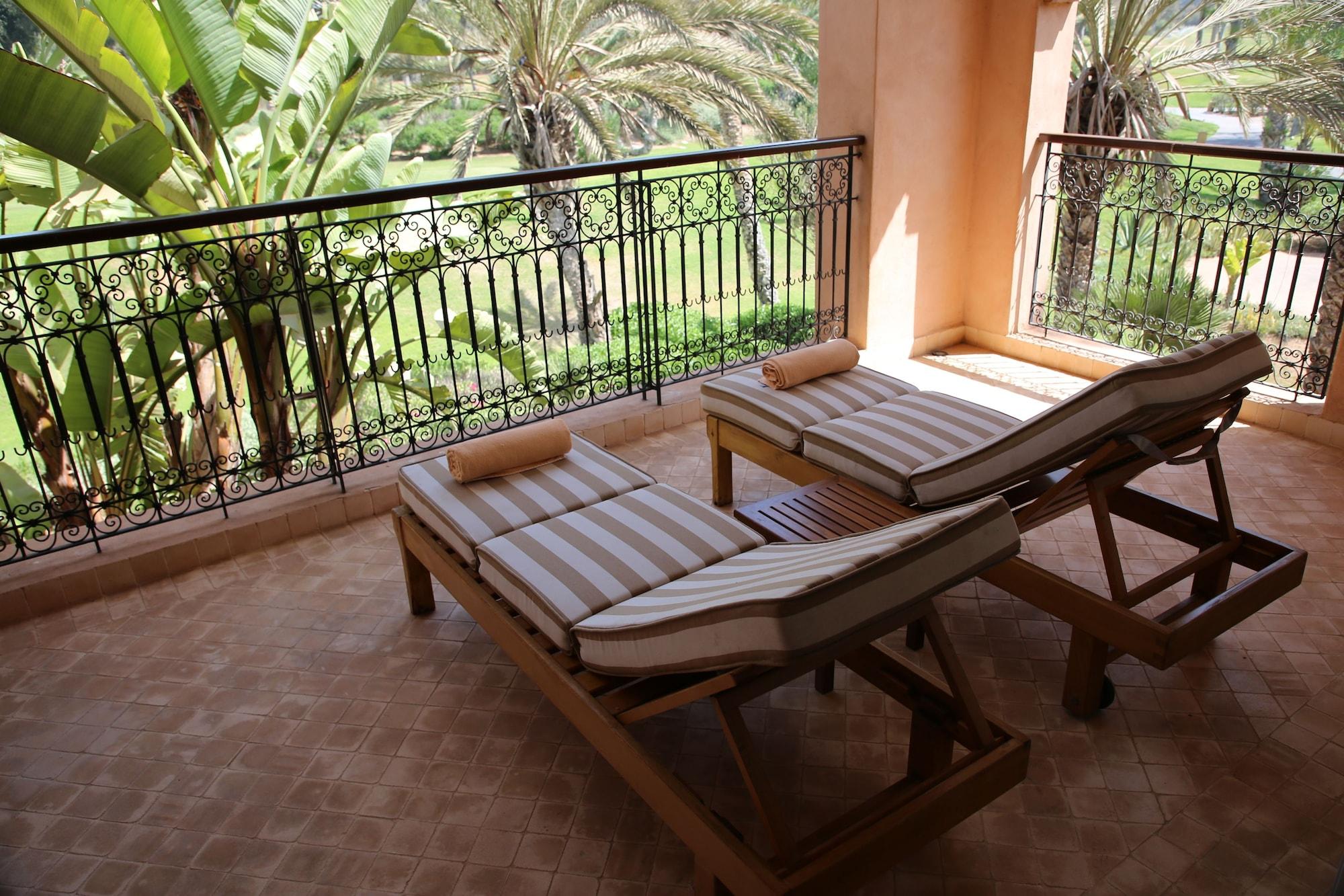 فندق تيكيدا جولف بالاس - ريلاى اند شاتو أغادير المظهر الخارجي الصورة A balcony at the resort