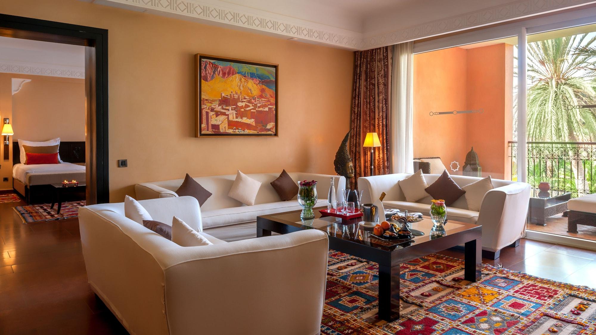 فندق تيكيدا جولف بالاس - ريلاى اند شاتو أغادير المظهر الخارجي الصورة A living room in a suite at the hotel