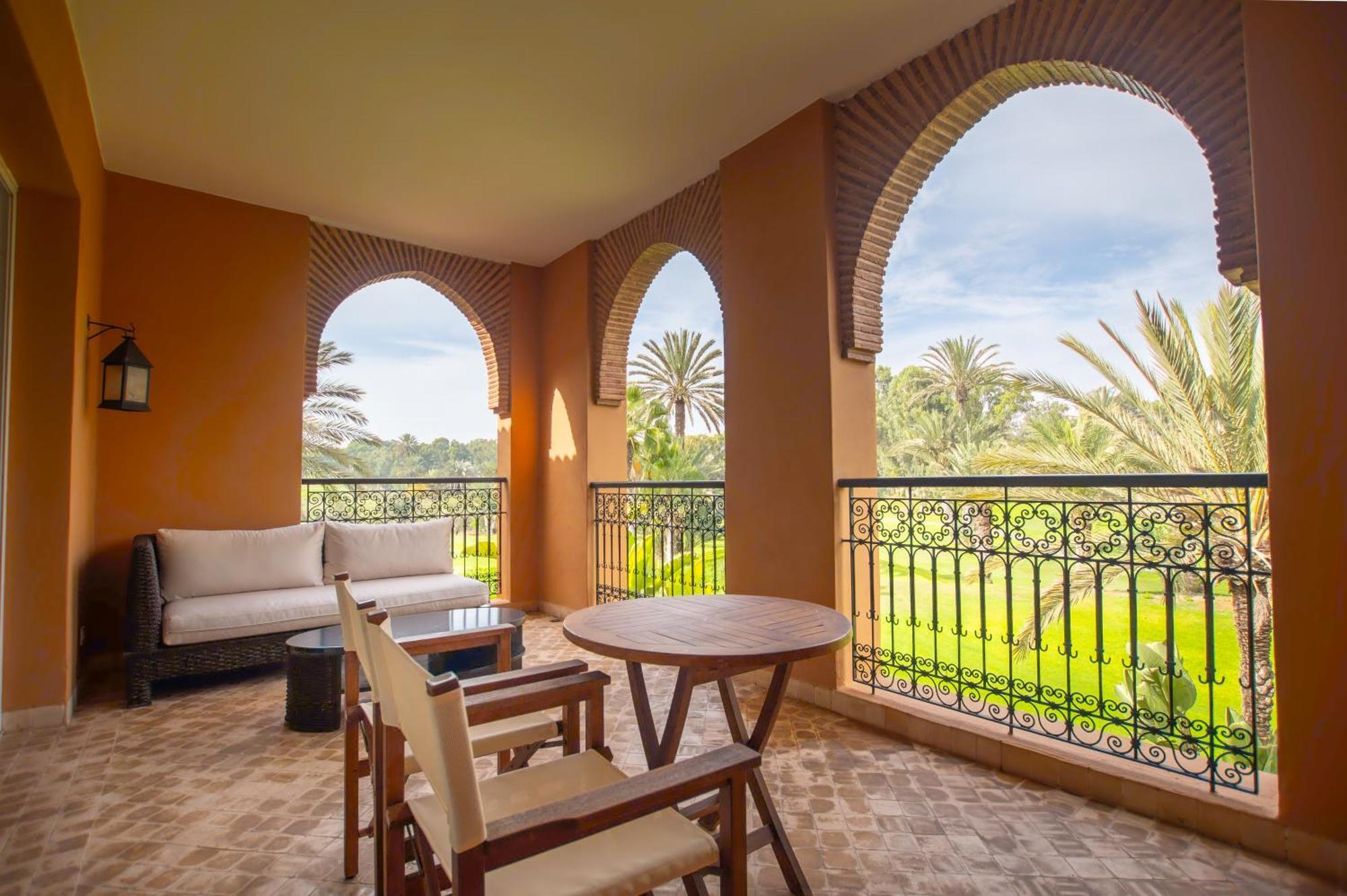 فندق تيكيدا جولف بالاس - ريلاى اند شاتو أغادير المظهر الخارجي الصورة A balcony at the Royal Mirage Hotel