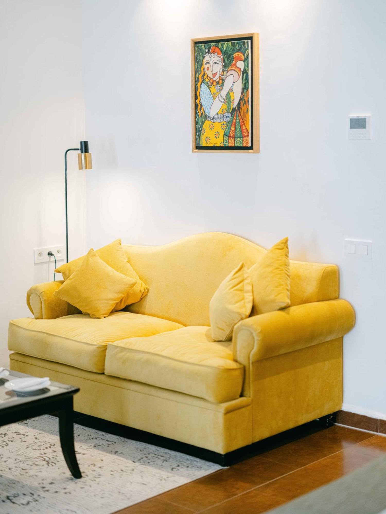 فندق تيكيدا جولف بالاس - ريلاى اند شاتو أغادير المظهر الخارجي الصورة A yellow sofa