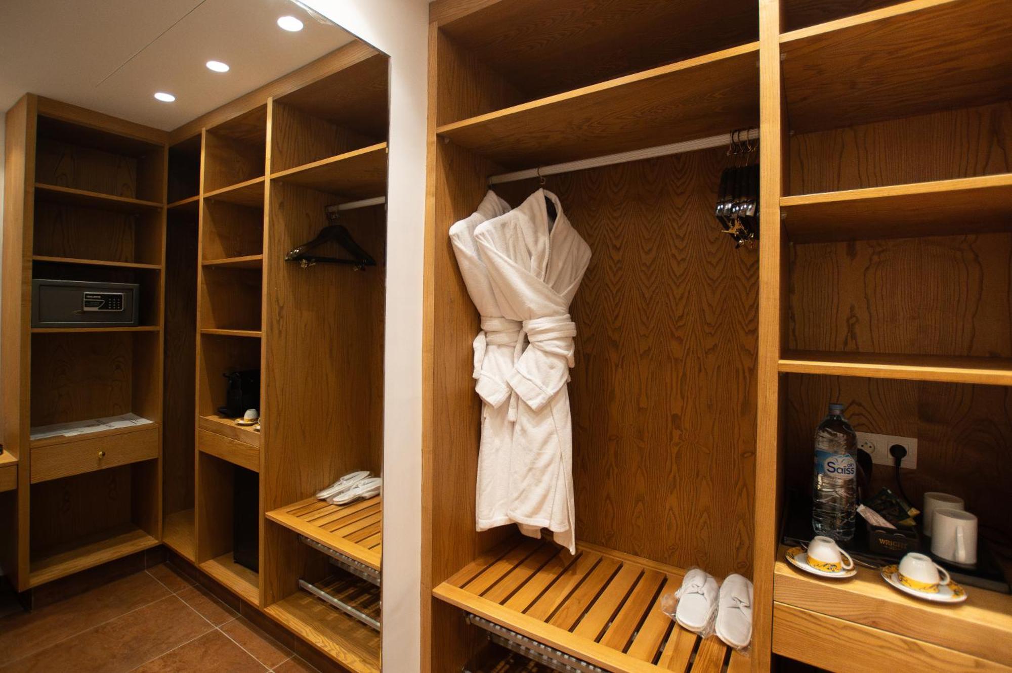 فندق تيكيدا جولف بالاس - ريلاى اند شاتو أغادير المظهر الخارجي الصورة A bathrobe hanging in a closet