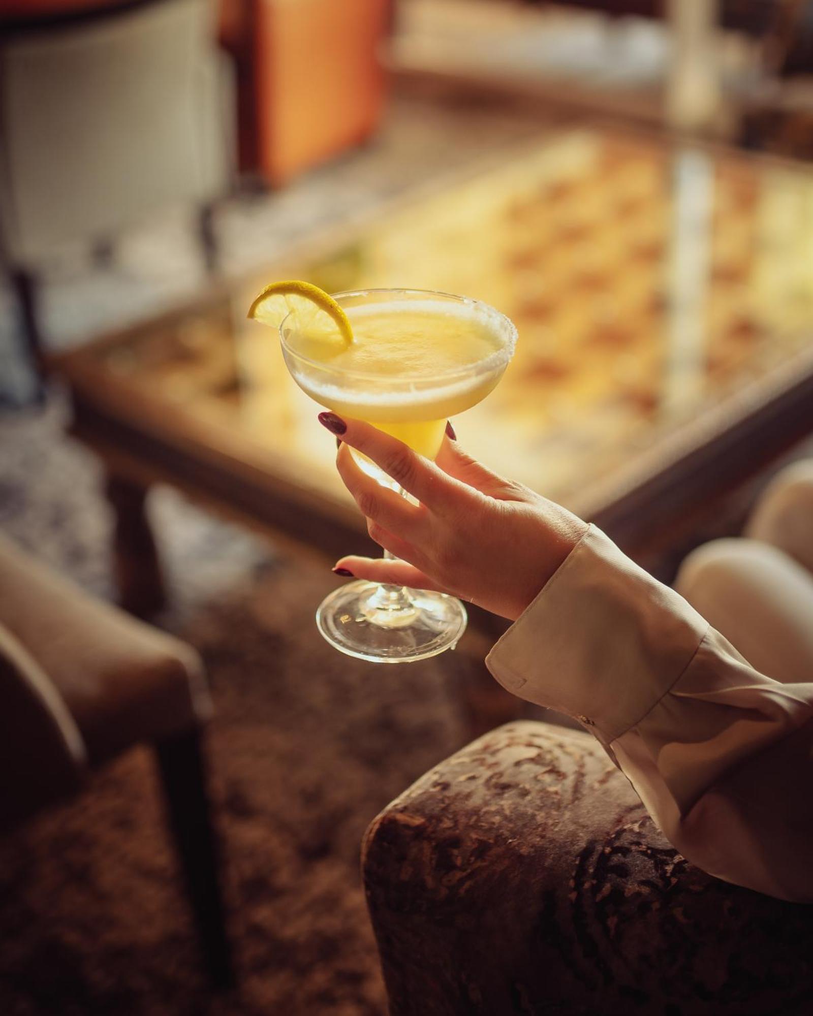 فندق تيكيدا جولف بالاس - ريلاى اند شاتو أغادير المظهر الخارجي الصورة A woman holding a margarita