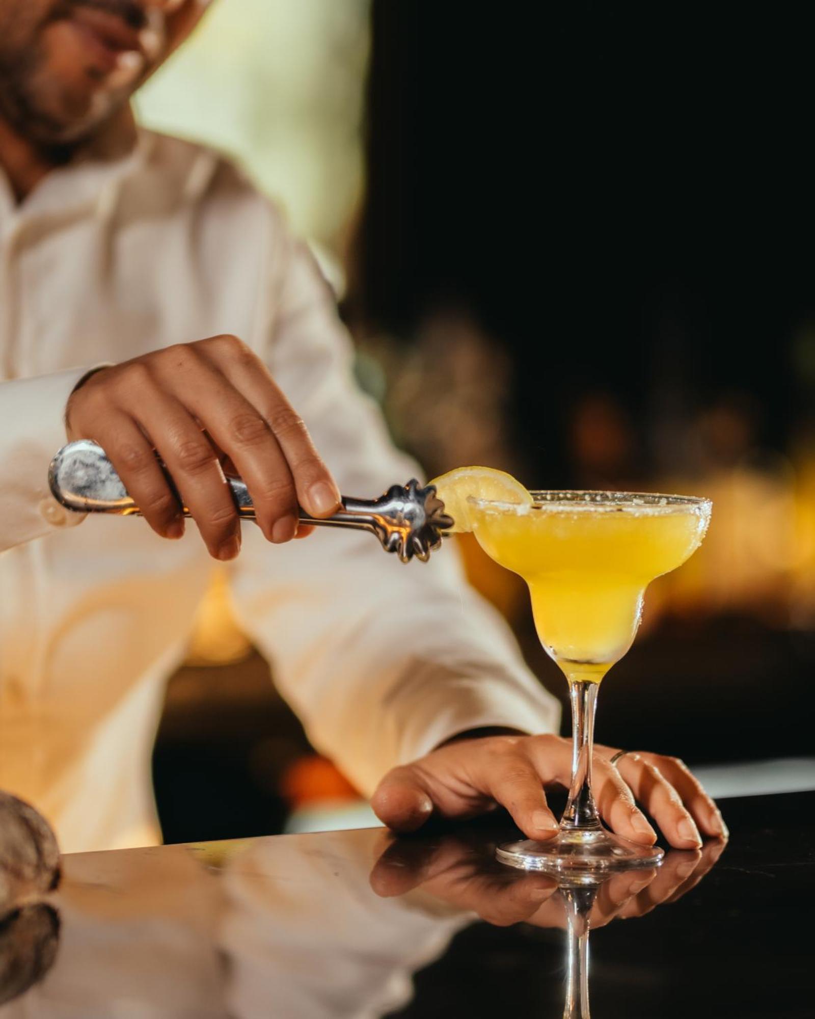 فندق تيكيدا جولف بالاس - ريلاى اند شاتو أغادير المظهر الخارجي الصورة A margarita being garnished with a lime
