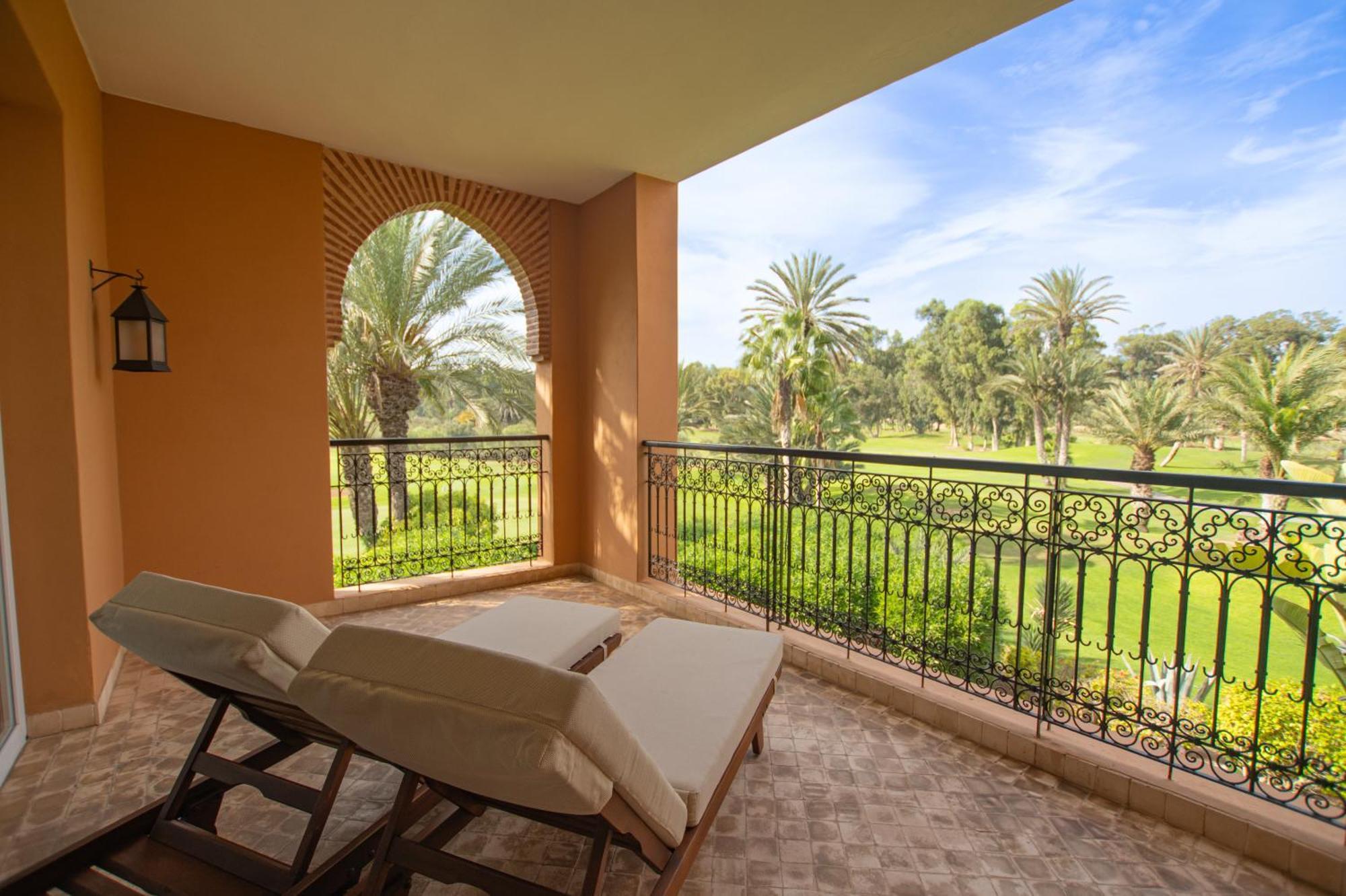 فندق تيكيدا جولف بالاس - ريلاى اند شاتو أغادير المظهر الخارجي الصورة A balcony at the resort
